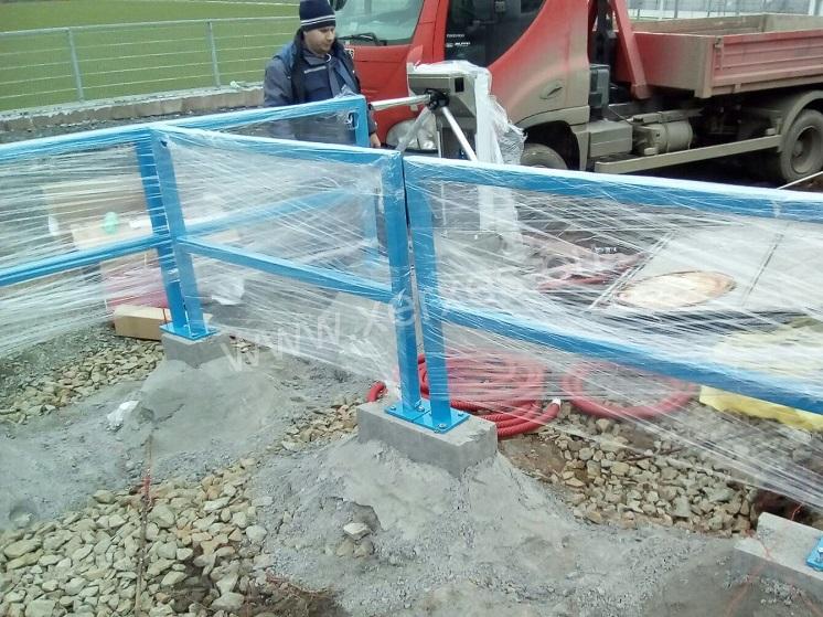 Instalace zábradlí na fotbalovém hřišti Dobřany